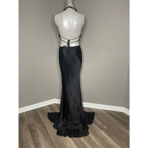 Sau Lee
Salome Cut-Out Satin Gown - Picture 8 of 10
